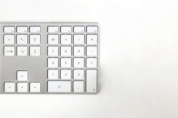白色桌子上现代白色电脑键盘的细节图片下载