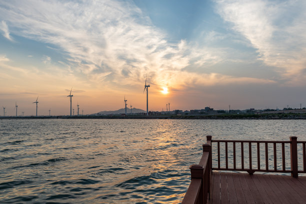 黄昏沙滩上的云朵和风车图片下载