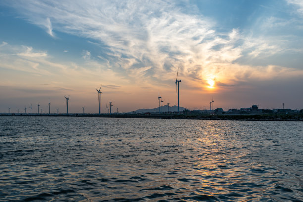 黄昏沙滩上的云朵和风车图片下载