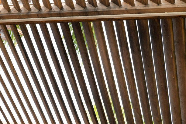 乡村住宅屋顶上棕色的旧石板图片下载