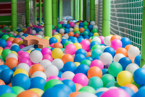 在游乐园玩海洋球图片下载