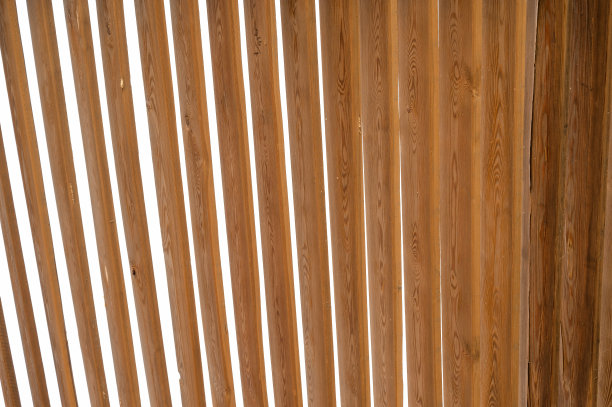 乡村住宅屋顶上棕色的旧石板图片下载