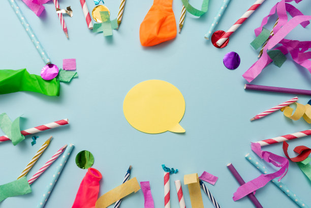 五彩缤纷的派对套装，华丽的庆祝用品，明亮的节日套装，惊喜生日宴会，结婚周年宴会，毕业典礼，图片下载