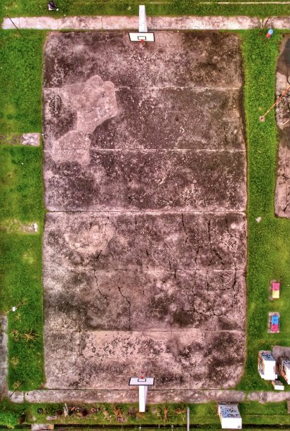 从一个荒废的篮球场的飞行无人机俯视图航拍照片。图片下载