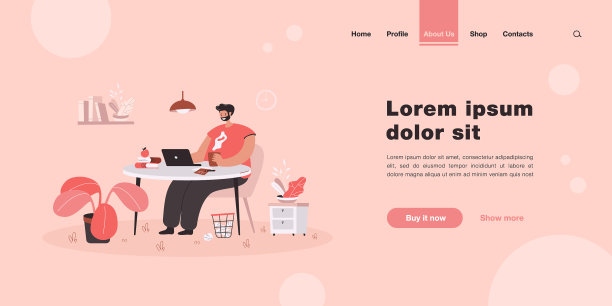 快乐的自由职业者坐在桌子旁图片下载