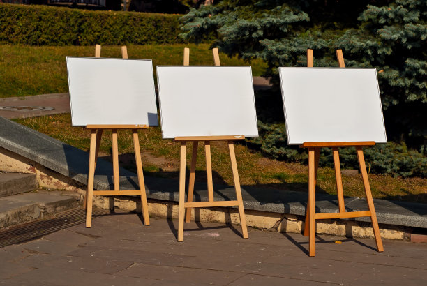 街上有很多画架。空白画布的画架靠近。布局设计。复制空间和图片上的文字自由空间。图片下载