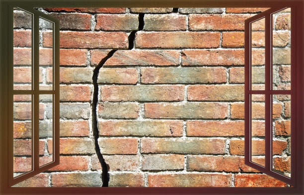 旧砖墙的深裂缝从窗户看-自由的概念形象图片下载