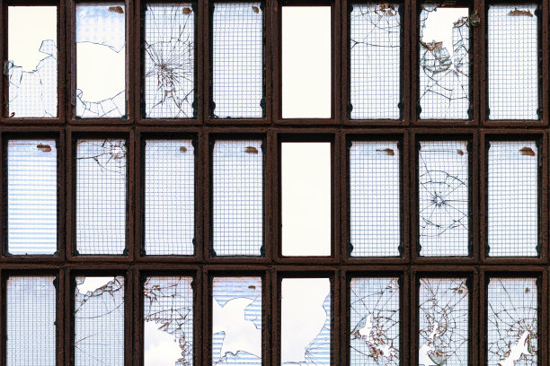 玻璃破碎的窗户。图片下载