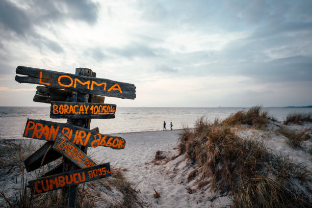 瑞典隆马著名的白色沙滩。模糊的背景。图片下载