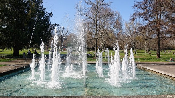 德国。春天。斯图加特，公园和喷泉之城。图片下载