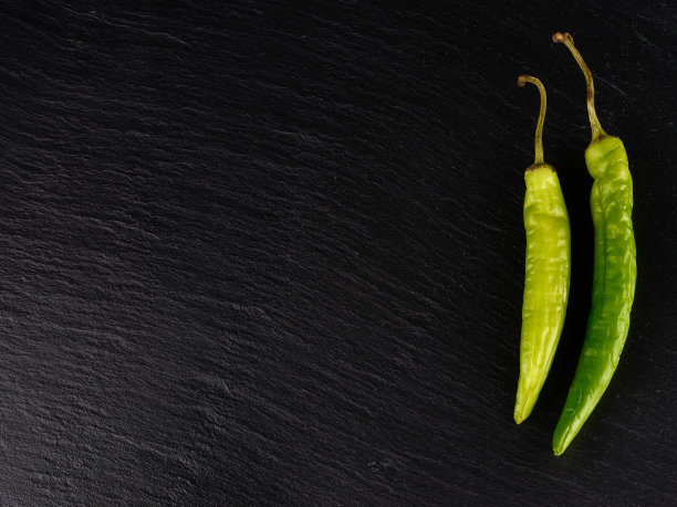 绿的辣的辣的深色背景图片下载