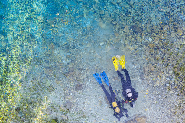 水肺潜水员在Gökpınar湖里练习水下水肺潜水图片下载