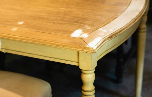 空的复古木桌与光的阴影图片下载