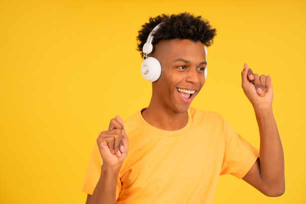 戴着耳机听音乐的年轻人。图片下载