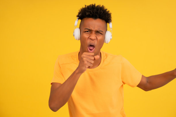 非洲男人喜欢戴着耳机听音乐。图片下载