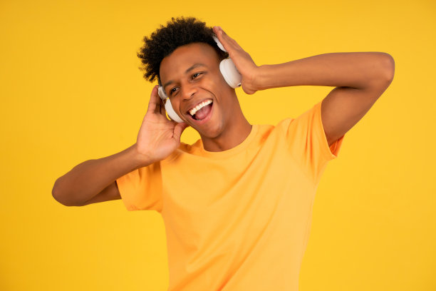 非洲男人喜欢戴着耳机听音乐。图片下载