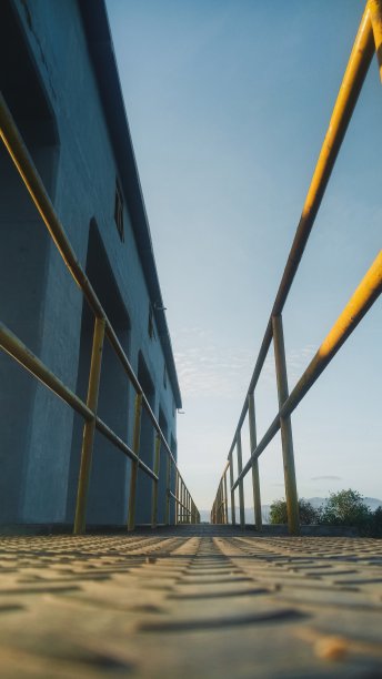 哥伦达洛的一座小型人行桥。这张照片有杂音图片下载