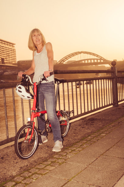 傍晚在码头上骑车图片下载