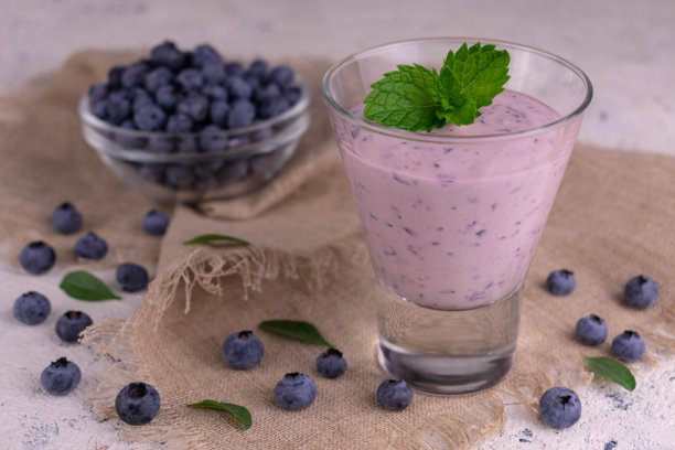 蓝莓奶昔，杯子里，餐巾上。图片下载