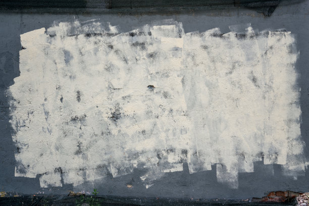 巨大的灰色外墙外立面用白色涂料粉刷。图片下载