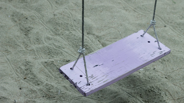 海滩上的木制秋千图片下载