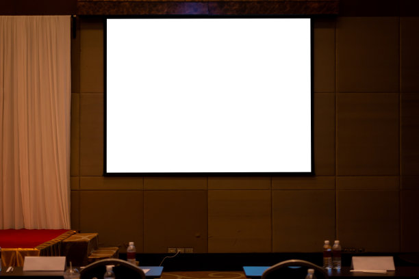 研讨教室或会议厅的空白投影屏幕。剪辑路径包括在显示。图片下载