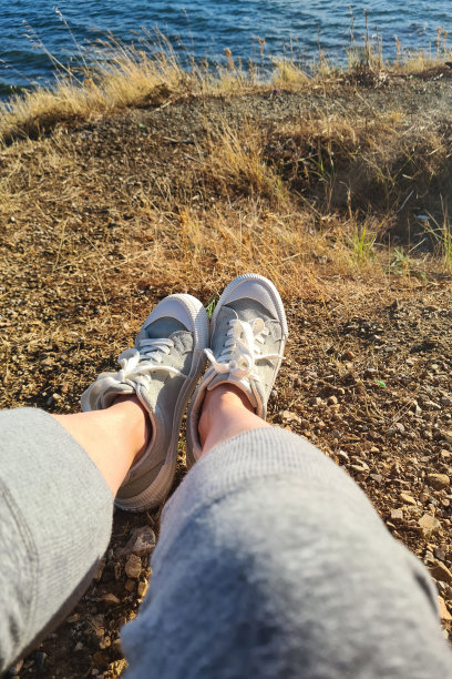 从上面看女性的脚。脚和腿穿着绿色运动鞋图片下载