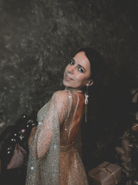 一幅身穿透明丝质斗篷的年轻黑头发新娘的画像图片下载