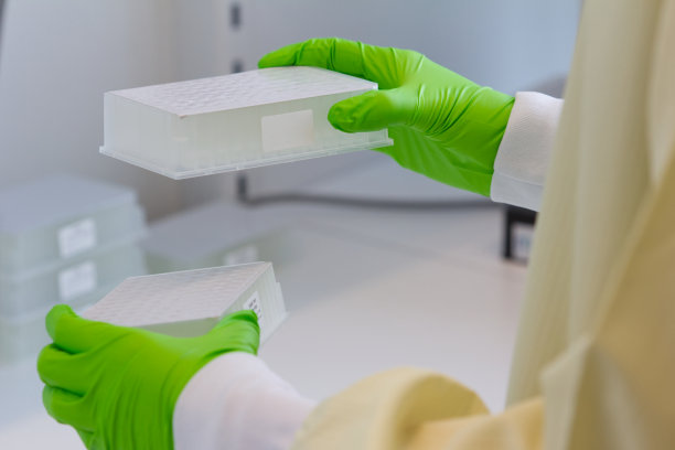 科学家将深井板转移到离心机图片下载