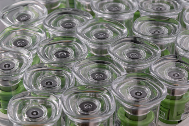 摘要图像医学塑料和钢材制品的部分，由注塑机制成图片下载