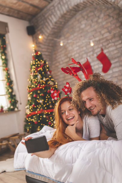 圣诞节早上，一对夫妇在床上自拍图片下载