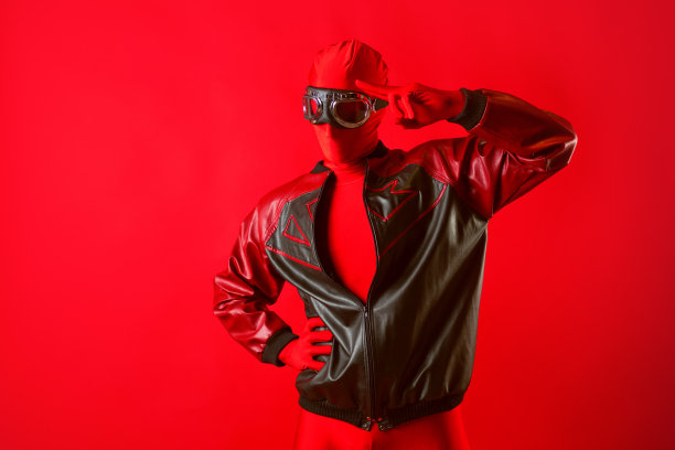 一个滑稽的超级英雄穿着红色紧身衣，戴着防护眼镜看着前方图片下载