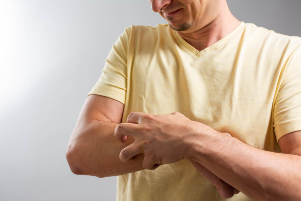 白色背景下皮肤过敏的男人图片下载