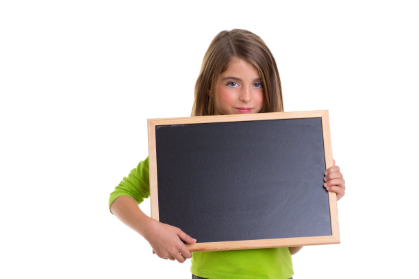小女孩用白色的画框复制空白的黑色黑板图片下载