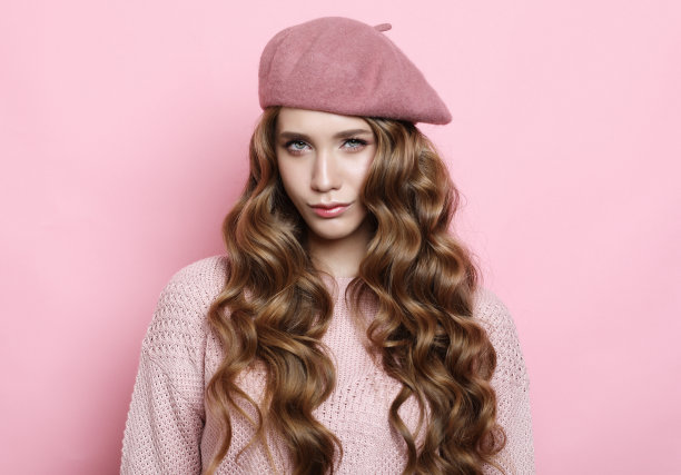 生活方式、美丽与人的理念:美丽的女孩，有着完美的卷发，戴着粉色贝雷帽图片下载