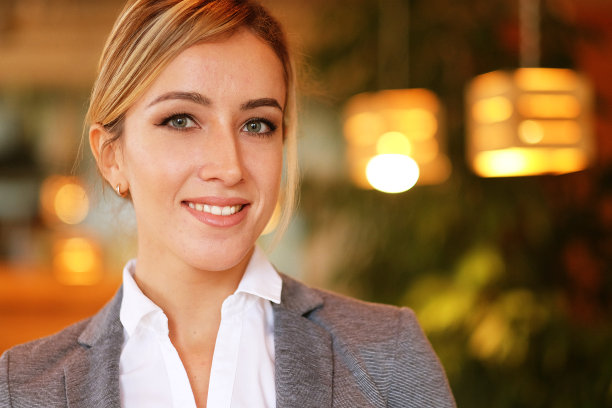 女商人微笑着看着同事。模糊的背景。电影的效果。开放空间。近距离图片下载