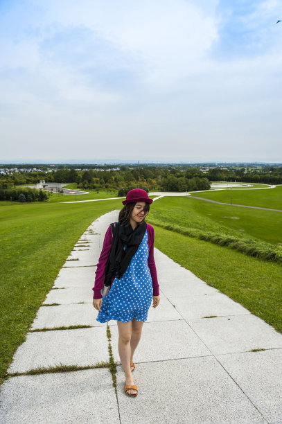 走在人行道上的亚洲女人。图片下载