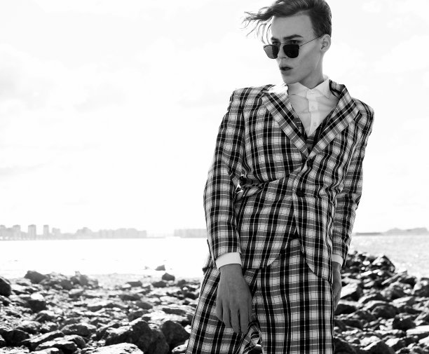 优雅年轻英俊的男人。户外时尚肖像。男人戴眼镜图片下载