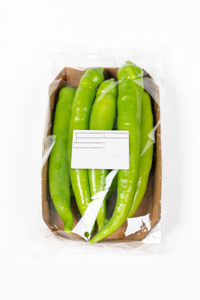 绿色墨西哥胡椒包装和标签上的白色背景图片下载