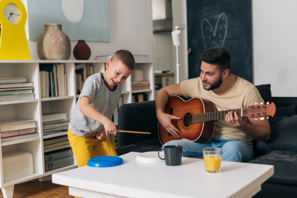 父亲和儿子在家里图片下载