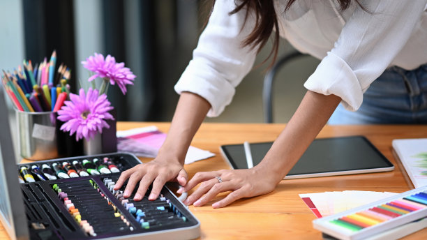 剪裁拍摄的创意女性工作在艺术工作室的项目。图片下载