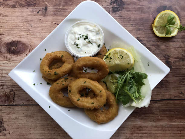 脆炸鱿鱼，又称鞑靼和柠檬汁炸鱿鱼饼。图片下载