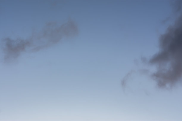 日落云背景。天空柔和的色调。图片下载