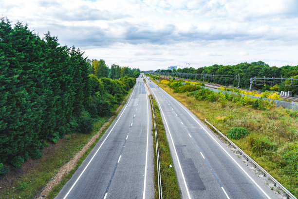 道路与汽车交通穿越美丽的乡村土地图片下载