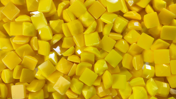 特写，白色方形钻石用于钻石刺绣。爱好和DIY，制作钻石刺绣的材料图片下载