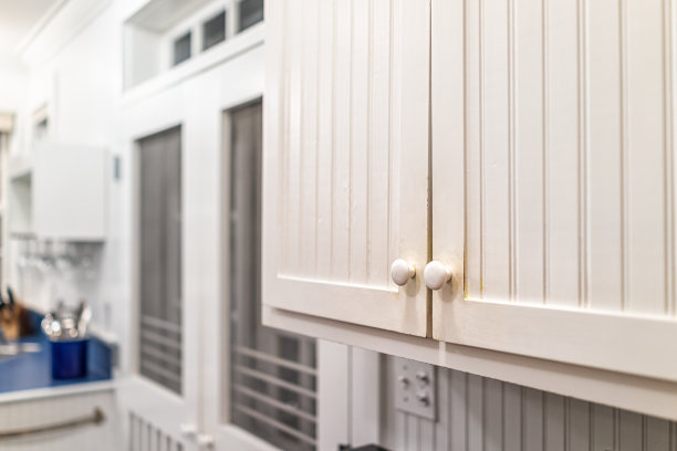 现代复古海滩别墅风格的白色木质橱柜与厨房和窗户的背景密切相关图片下载