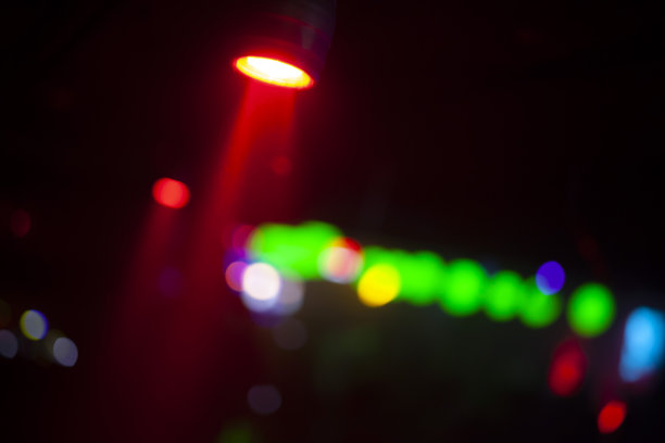 黑色背景下灯光的特写镜头图片下载