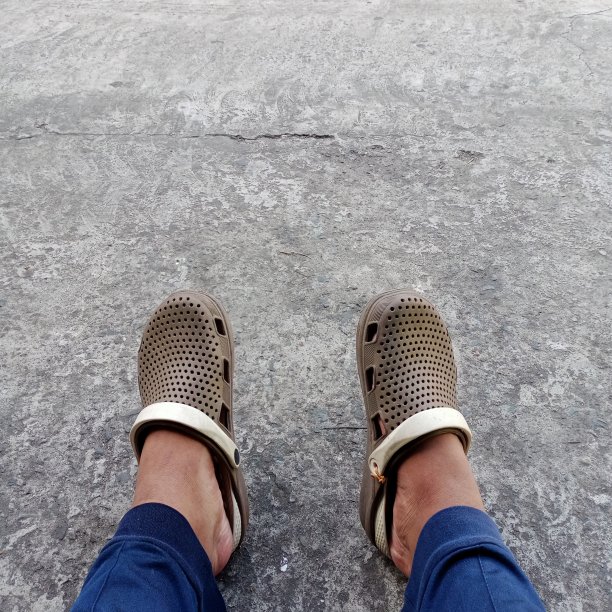 一双凉鞋图片下载