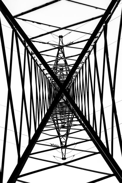 结构背景为高压输电铁塔，向上看图片下载