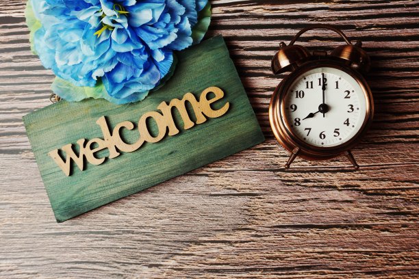 木制封闭式标志和闹钟与空间复制木制背景图片下载